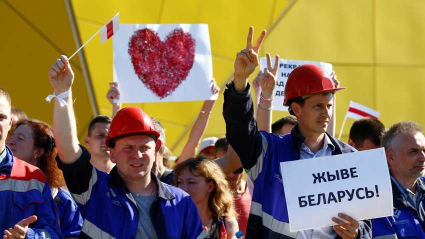 Страйки в Білорусі: хто і навіщо платить гроші звільненим протестувальникам
