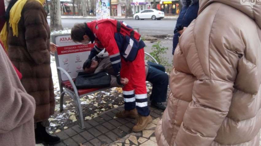 Скорая ехала около часа: в Одессе на скамейке умер мужчина Скорая ехала около часа: в Одессе на скамейке умер мужчина