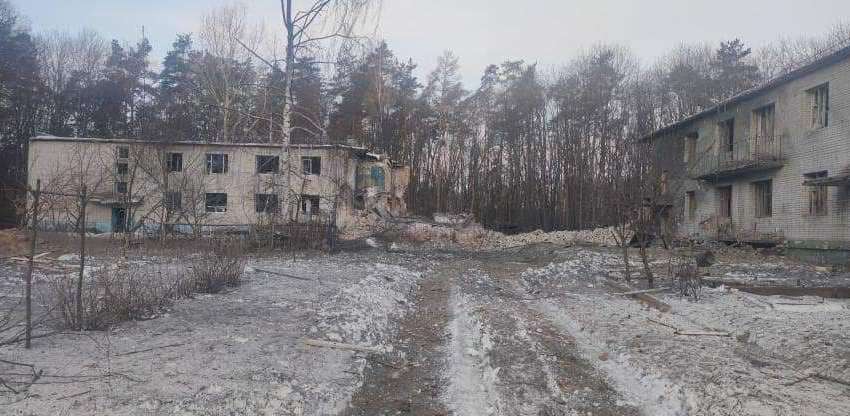 Російські окупанти скинули 5 бомб: наслідки удару по дитячому табору «Зоряний» на Сумщині (ФОТО) Російські окупанти скинули 5 бомб: наслідки удару по дитячому табору «Зоряний» на Сумщині (ФОТО)