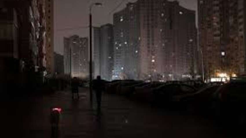 Свет гаснет: социологи выяснили, действительно ли украинцы массово выезжают из-за ударов по энергетике