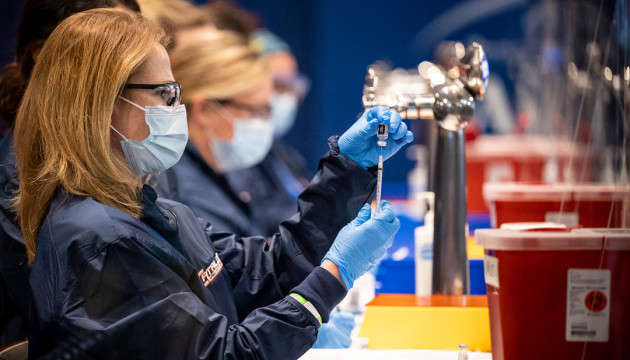 Чому США закупляють сотні мільйонів вакцин Pfizer для інших країн Чому США закупляють сотні мільйонів вакцин Pfizer для інших країн