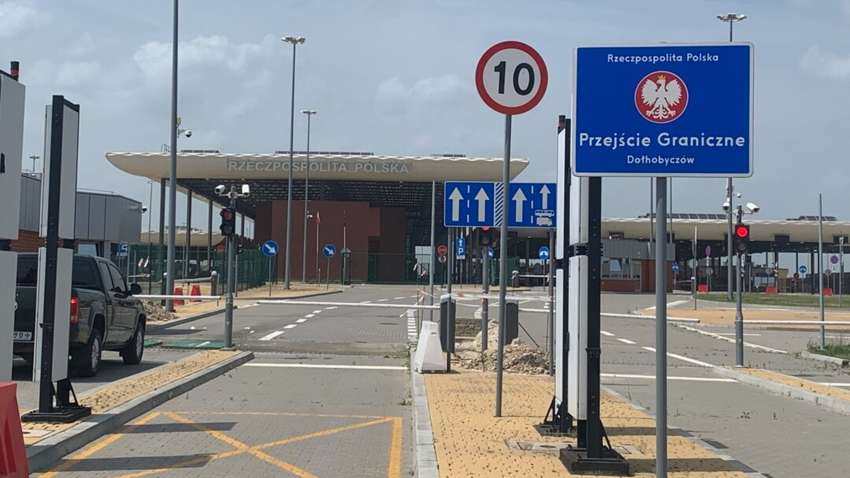 Реанімував немовля, яке не дихало: польський прикордонник врятував українську дитину (ВІДЕО) Реанімував немовля, яке не дихало: польський прикордонник врятував українську дитину (ВІДЕО)