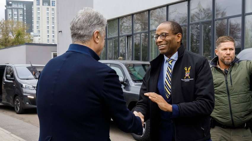 СМИ: Порошенко срезал бирку с пиджака за 2500 евро, чтобы якобы не шокировать иностранцев СМИ: Порошенко срезал бирку с пиджака за 2500 евро, чтобы якобы не шокировать иностранцев