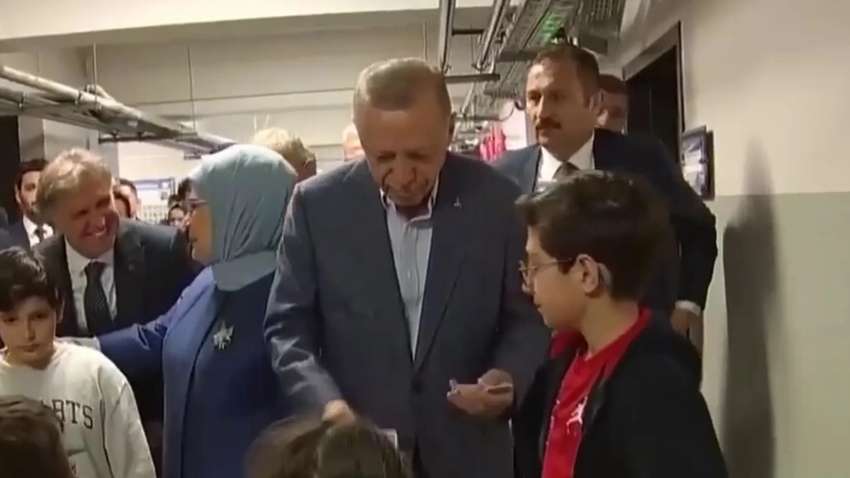 Президент Туреччини Реджеп Ердоган роздав гроші на виборчій дільниці Президент Туреччини Реджеп Ердоган роздав гроші на виборчій дільниці