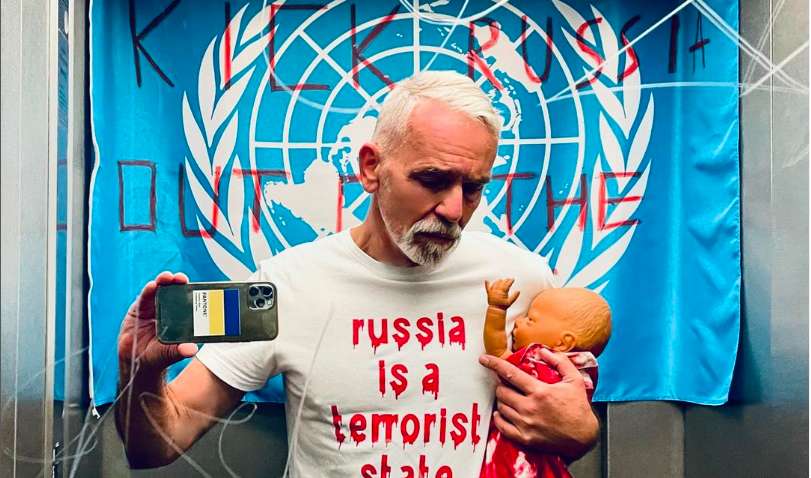 Известный дизайнер призывает к протестам после обстрела в Киеве Известный дизайнер призывает к протестам после обстрела в Киеве