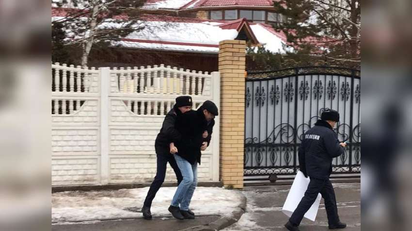 В Казахстане известный художник извинился перед украинцами за своего президента