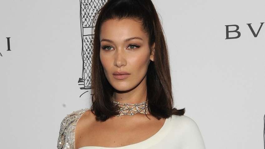 Голі груди і кинджал: Белла Хадід здивувала новим образом