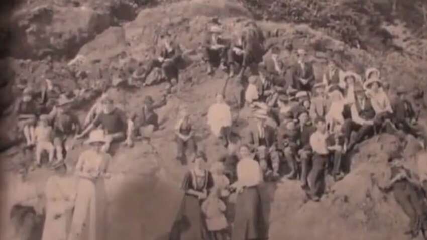 "Путешественника во времени" заметили на фото 1917 года: что его выдало "Путешественника во времени" заметили на фото 1917 года: что его выдало