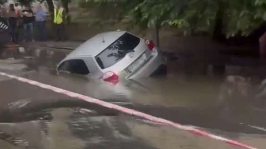 В столице под асфальт провалился автомобиль: в "Киевводоканале" назвали причину аварии