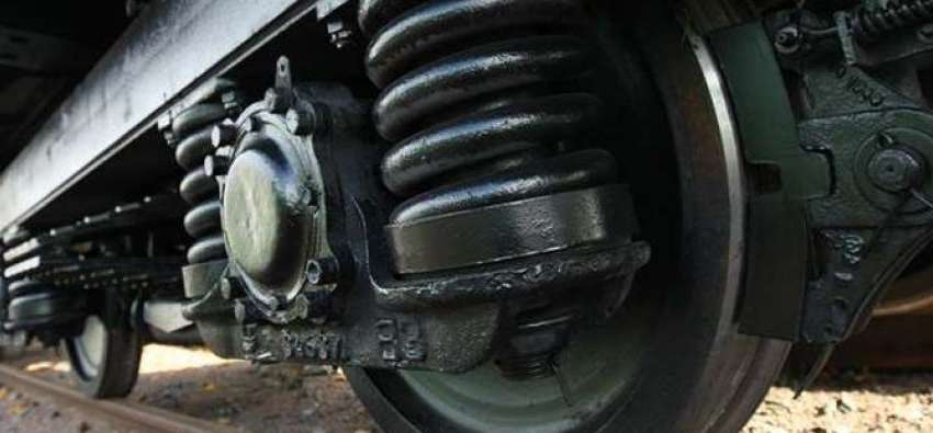 Женщине отрезало ногу, когда она пролезала с сыном под вагонами поезда Женщине отрезало ногу, когда она пролезала с сыном под вагонами поезда