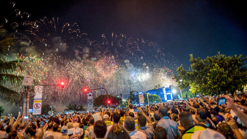 На пляже в Бразилии после праздников собрали 350 тонн мусора