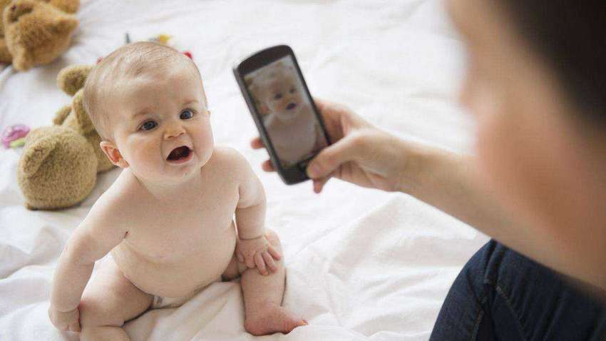 Українців попередили про небезпеку публікування фото своїх дітей у соцмережах 