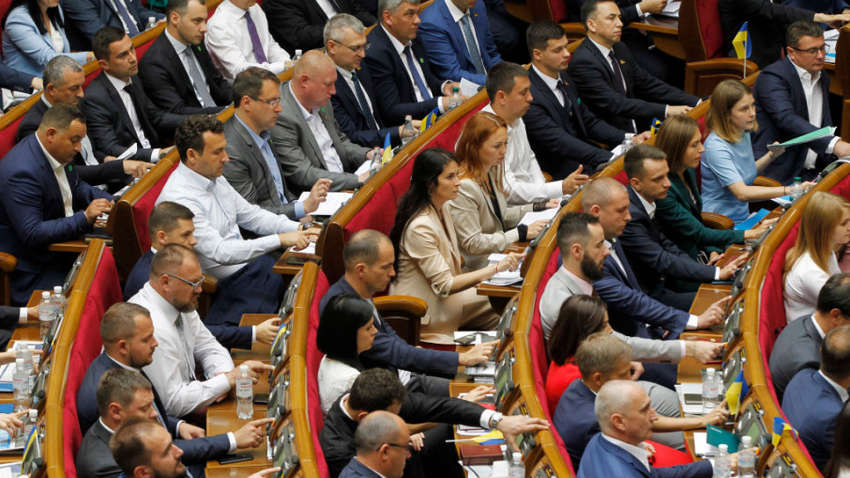 Вигнання "слуг народу" і десятки вибухів під мирним Харковом: якою була п'ятниця в Україні