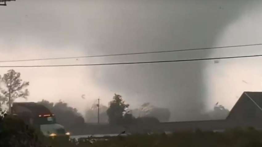 Уничтожал дома и травмировал людей: на США обрушился мощный торнадо (ВИДЕО)  Уничтожал дома и травмировал людей: на США обрушился мощный торнадо (ВИДЕО)