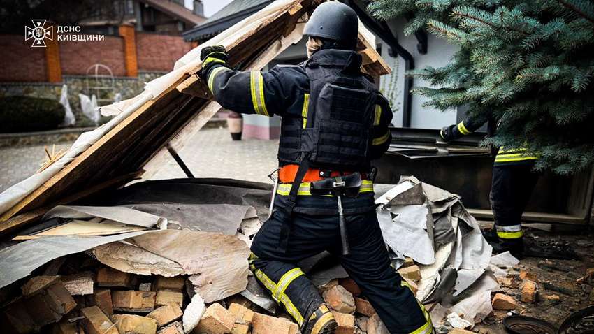 Спасатели показали последствия ударов по Киевщине (ФОТО)