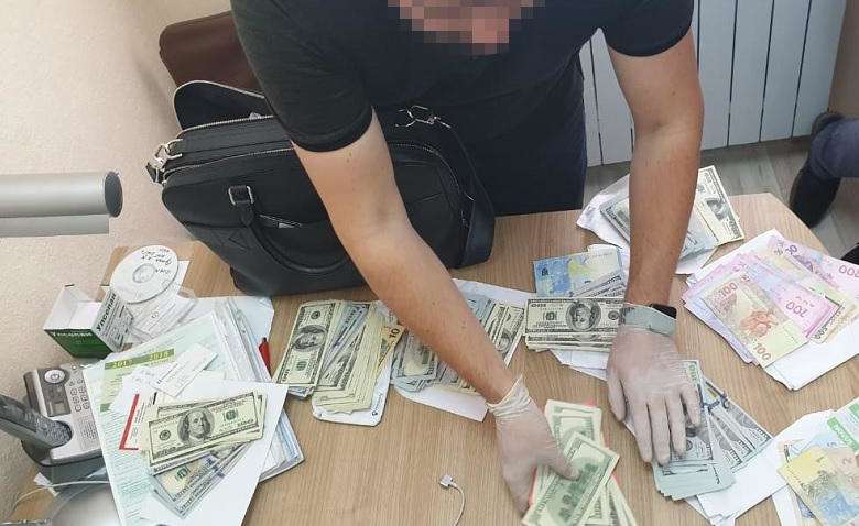 У Києві лікар за проведення операції на печінці вимагав у пацієнта 40 тисяч доларів