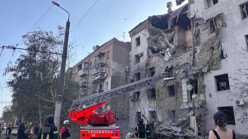 Уничтожены два этажа: Россия ударила КАБами по пятиэтажке в Запорожье, есть погибшие Уничтожены два этажа: Россия ударила КАБами по пятиэтажке в Запорожье, есть погибшие