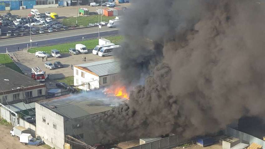 Масштабный пожар в Москве: горят склады и взрываются баллоны с газом 