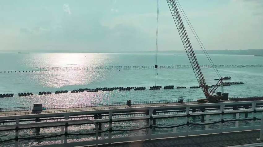 Россияне укрепляют Крымский мост: устанавливают морские ежи и параллельный путепровод Россияне укрепляют Крымский мост: устанавливают морские ежи и параллельный путепровод