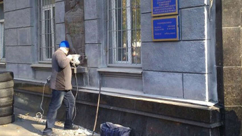 Зі стіни одеського військкомату активісти виколупують барельєф маршала Жукова