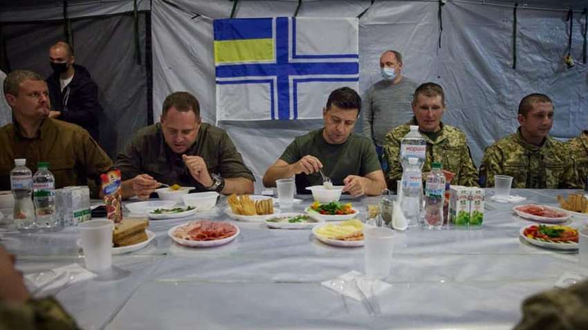 Не хлібом єдиним: реакція соцмереж на обід Зеленського і Єрмака з військовими Не хлібом єдиним: реакція соцмереж на обід Зеленського і Єрмака з військовими