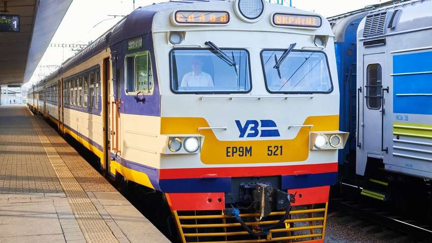 "Укрзализныця" возвращает поезда Прикарпатского экспресса