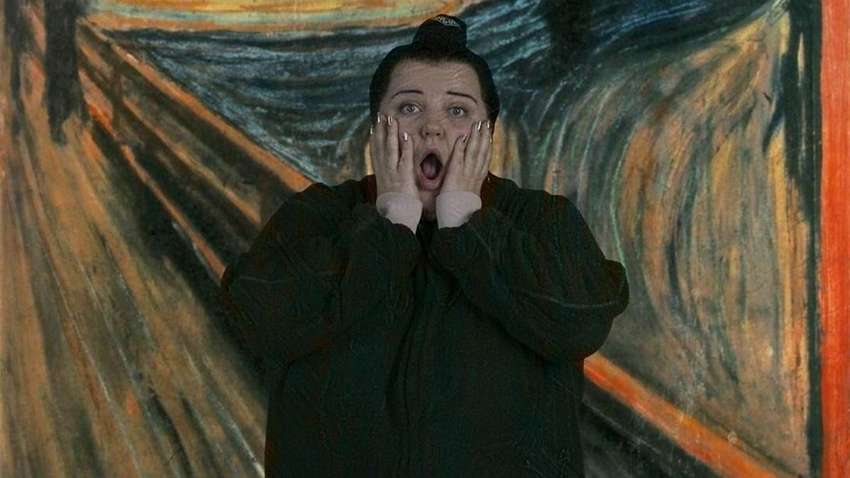 Alyona Alyona танцует верхний брейк в клипе "Дикi танцi"