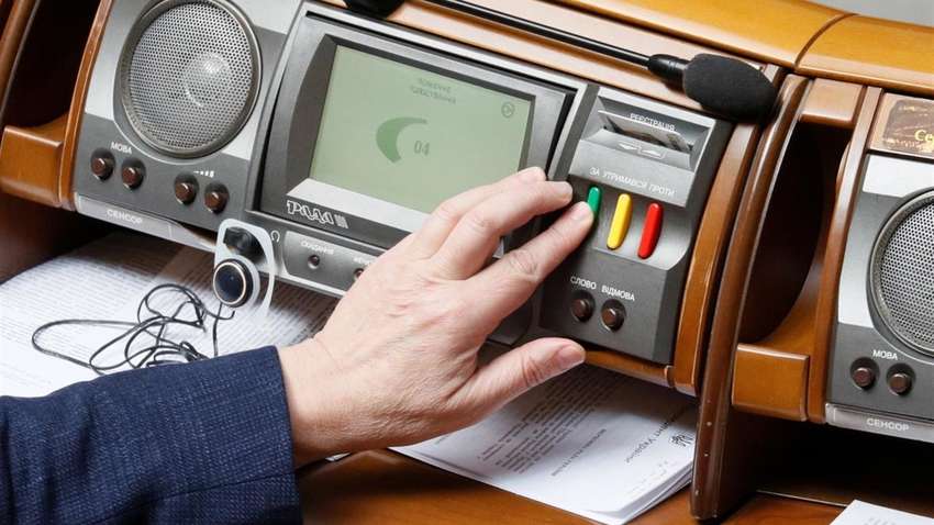 ВІДЕОФАКТ: у нардепа загорівся пульт під час засідання Ради 