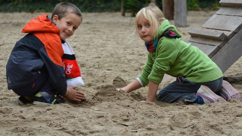 Прийшла небезпека, звідки не чекали: чим небезпечний пісок у дитячій пісочниці