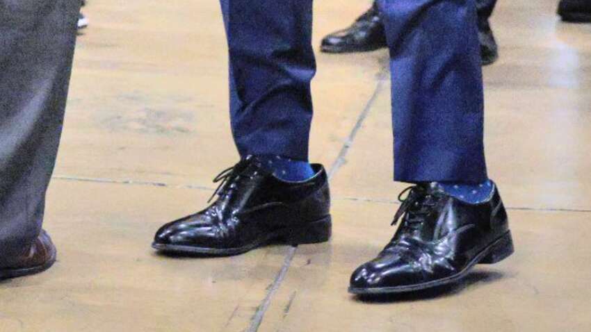 Туфли слишком большие по размеру, но если они от Трампа, то их надо носить 