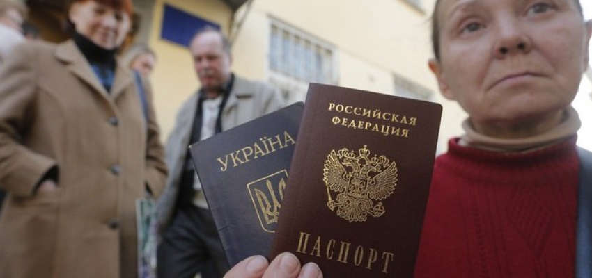 У ТКГ розповіли, для чого Росія роздає паспорти на окупованому Донбасі