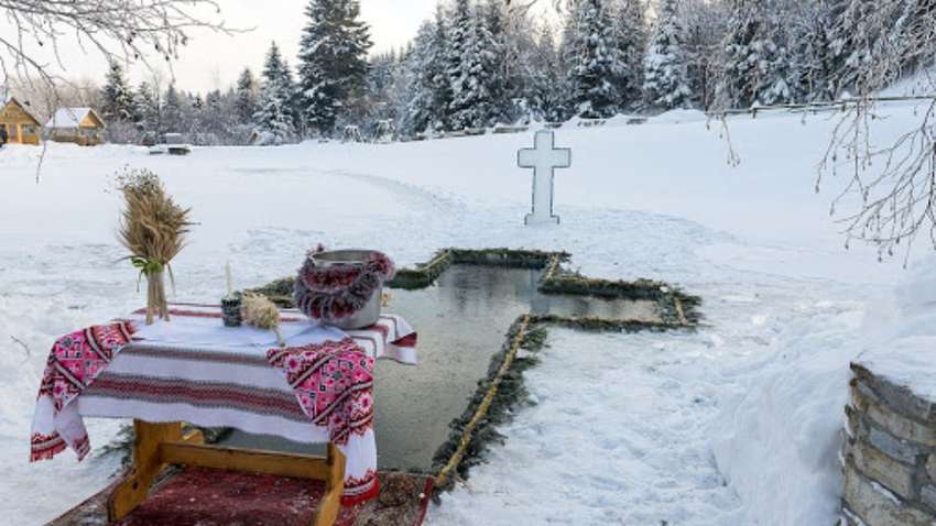 Водохреще в Україні: коли відзначатимемо та де можна зануритися у Києві