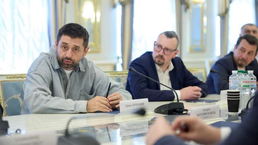 Зеленский собирает фракцию "Слуга народа": депутатов предупредили о дрескоде Зеленский собирает фракцию "Слуга народа": депутатов предупредили о дрескоде