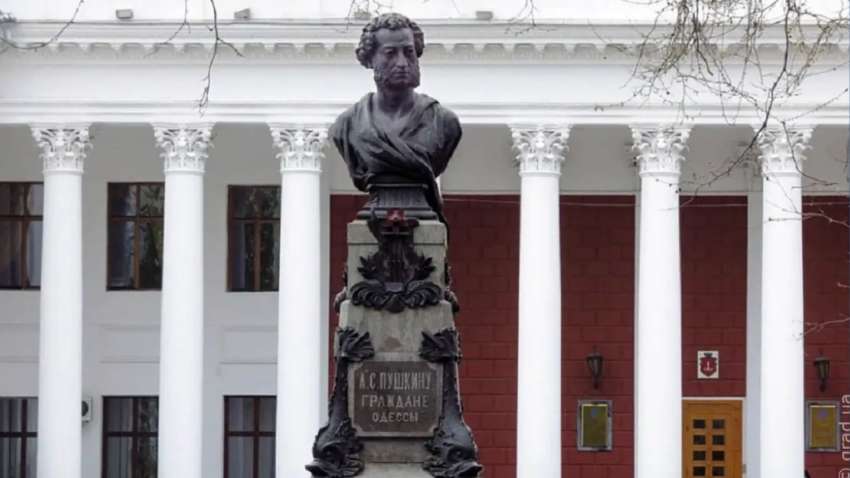 Пушкіна, Бабеля і не тільки: в Одесі демонтують майже 20 пам'ятників