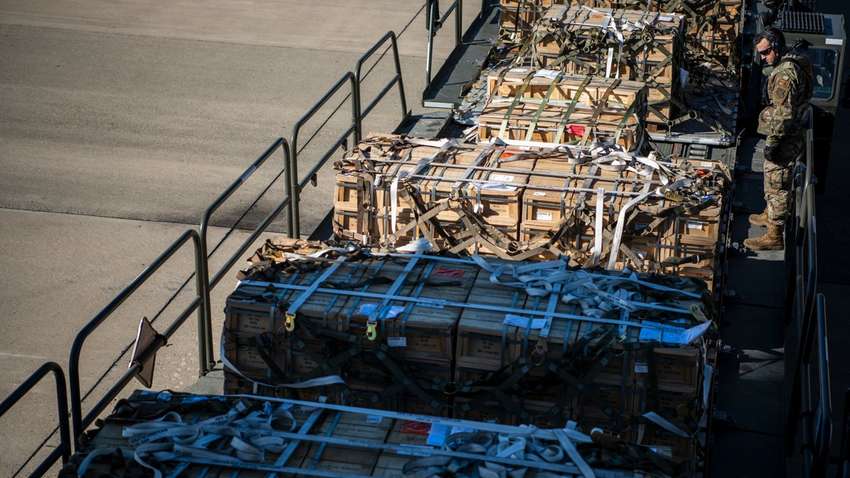 Украинцы рассказали, что государству нужно делать с тоннами оружия, предоставленными другими странами Украинцы рассказали, что государству нужно делать с тоннами оружия, предоставленными другими странами