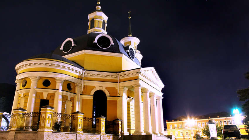 «Задуваем свечечки»: в Киеве девушки на Пасху устроили дебош в храме (ВИДЕО)