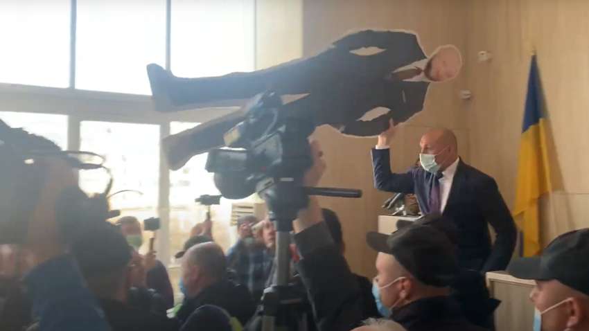 «Йди сюди, я тебе поламаю»: сесія міськради в Черкасах ледь не переросла в бійку (ВІДЕО)