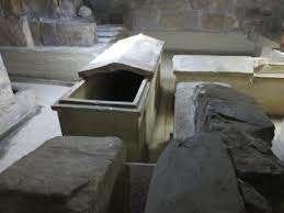 Пенсіонерка з Росії застрягла в саркофазі святого Лазаря на Кіпрі: подробиці (ВІДЕО)