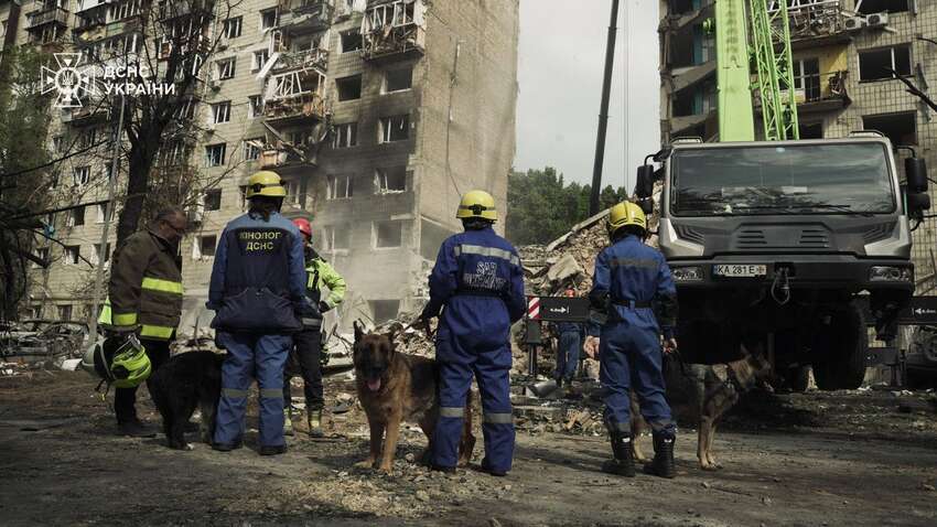 У Києві дістали з-під завалів тіла людей: що відомо