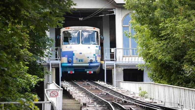 Убийство на фуникулере в Киеве: мать подозреваемого напала на журналистку в суде