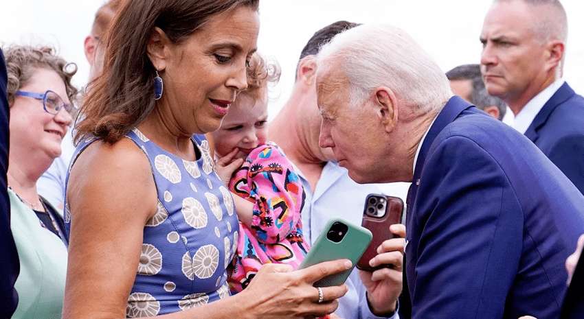 Байден попытался укусить и поцеловать девочку