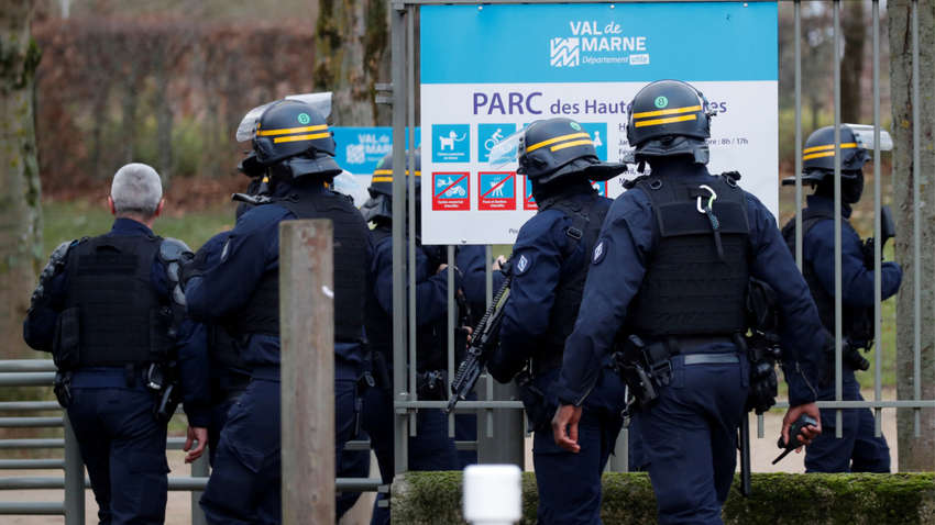 Під Парижем чоловік з ножем кидався на перехожих, є жертви: подробиці