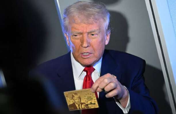 В день обвала рынков США Трамп представил «золотую карту» со своим портретом