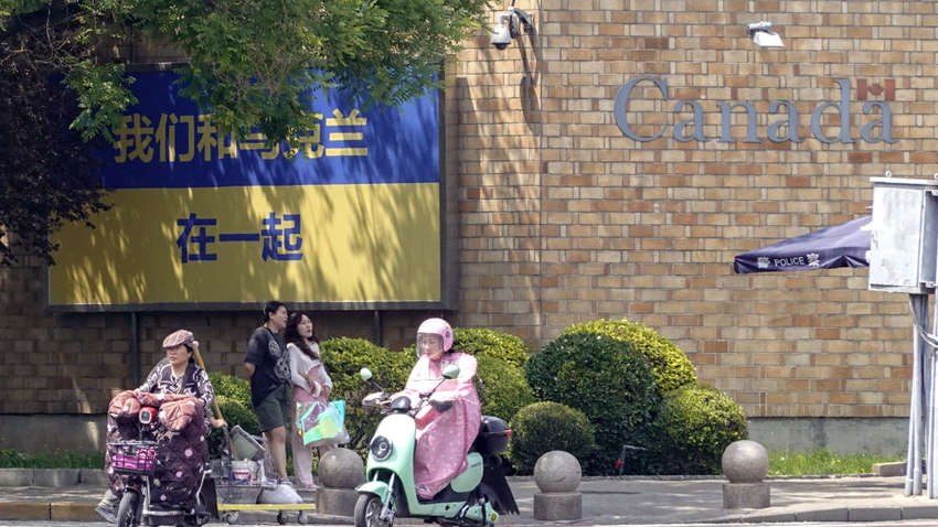 Китай звернувся до іноземних посольств: закликає забрати символіку на підтримку України Китай звернувся до іноземних посольств: закликає забрати символіку на підтримку України