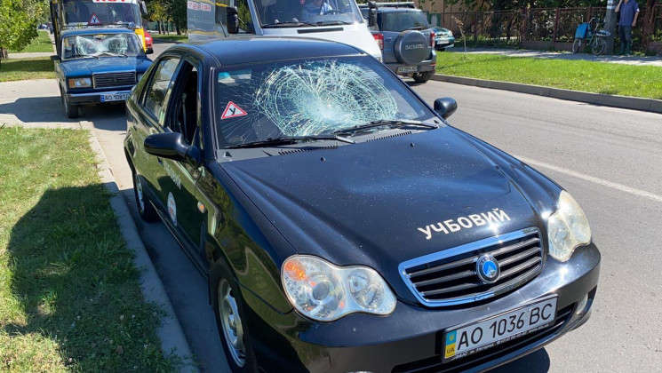 В Ужгороді агресивний чоловік масово трощив авто і автобуси, стрибаючи по дахах В Ужгороді агресивний чоловік масово трощив авто і автобуси, стрибаючи по дахах