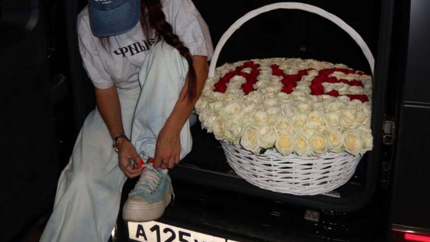 Цветы с надписью «АУЕ»: как наказали блоггершу 