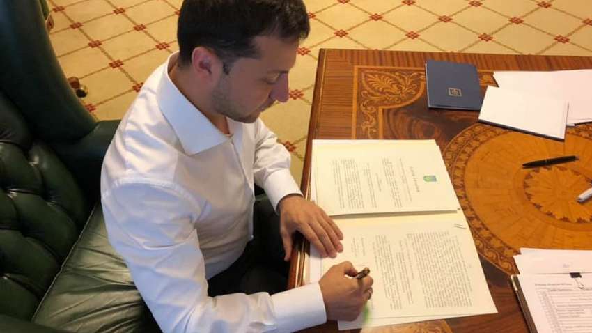 Зеленський підписав закон, що дозволяє будувати пандуси без документів про право власності