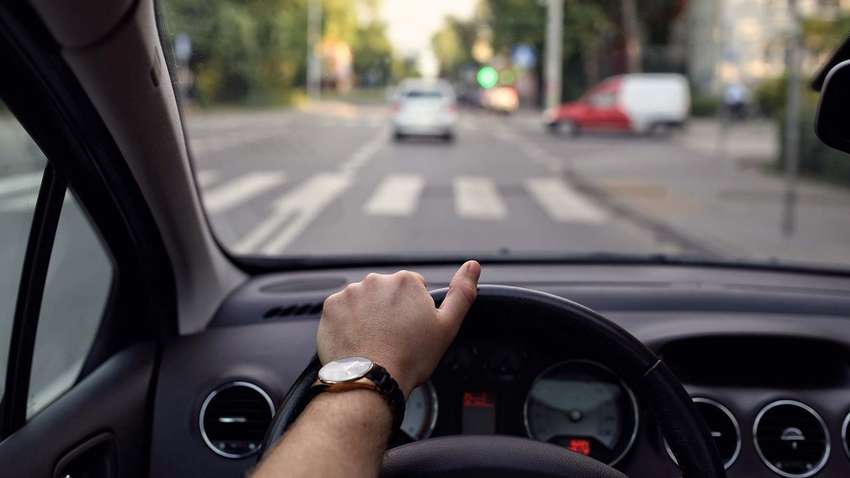 Ученые назвали песни, под которые опасно водить автомобиль