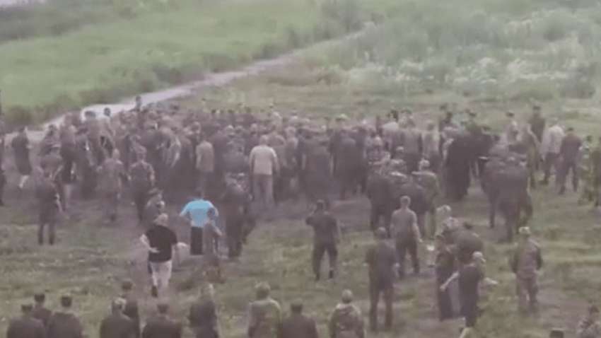 Росіяни влаштували масову бійку у військовому таборі: на місці вбили контрактника (ВІДЕО)