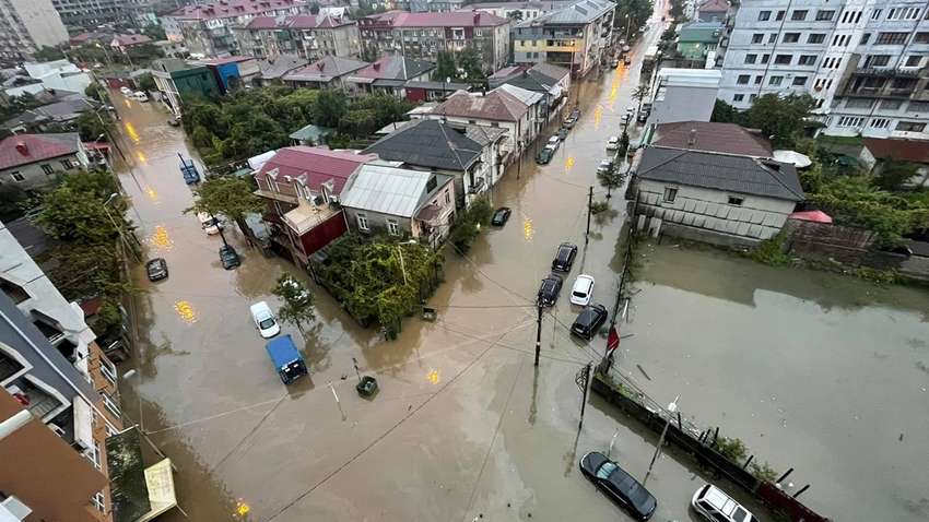 В Грузии проливные дожди затопили курортный город (ФОТО) В Грузии проливные дожди затопили курортный город (ФОТО)